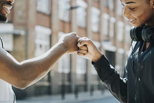 英超比赛中裁判语调与非语言行为对球员情绪波动的影响，用语言或行为对裁判员